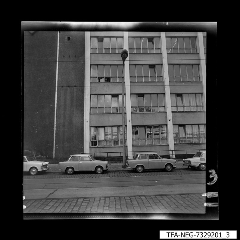 Hausansicht WF-Gebäude, Bild 3, Foto September 1973 (www.industriesalon.de CC BY-SA)