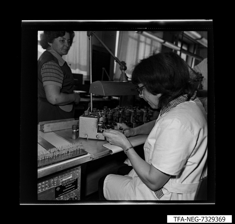 Hinteransicht einer Mitarbeiterin, Foto Dezember 1973 (www.industriesalon.de CC BY-NC-SA)