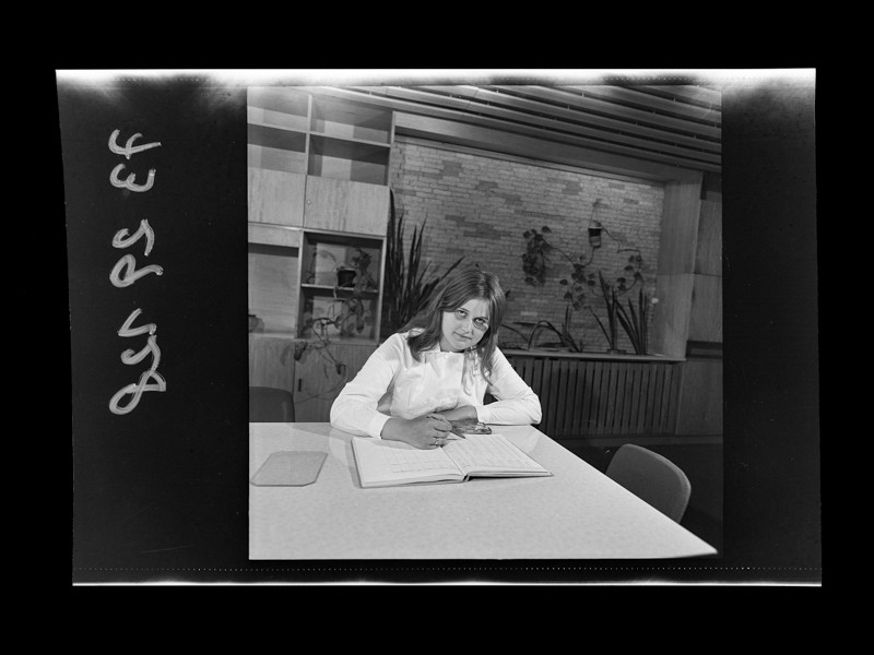 Junge Mitarbeiterin der Brigade DS mit Tabellenbuch, Foto Juni 1973 (www.industriesalon.de CC BY-NC-SA)