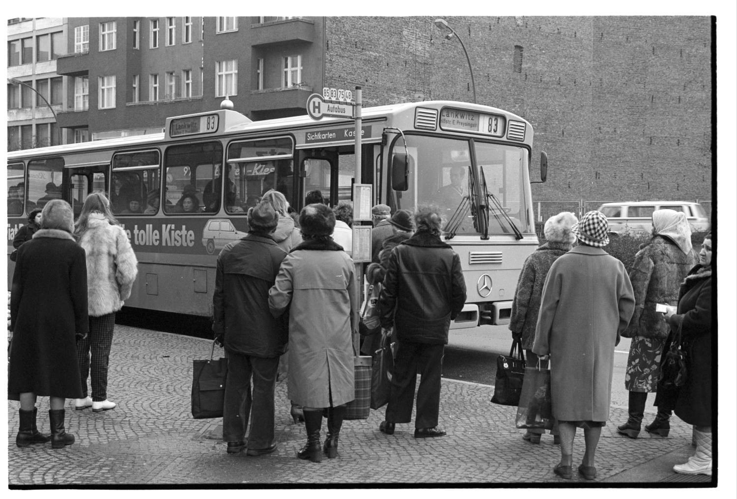 Kleinbildnegativ: Bushaltestelle, Innsbrucker Platz, 1984 (Museen Tempelhof-Schöneberg/Jürgen Henschel RR-F)