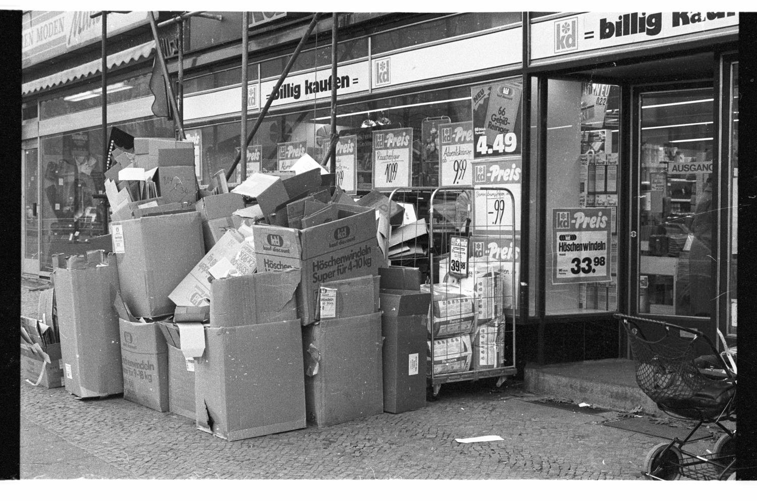 Kleinbildnegativ: Discount-Geschäft, Lauterstraße, 1984 (Museen Tempelhof-Schöneberg/Jürgen Henschel RR-F)