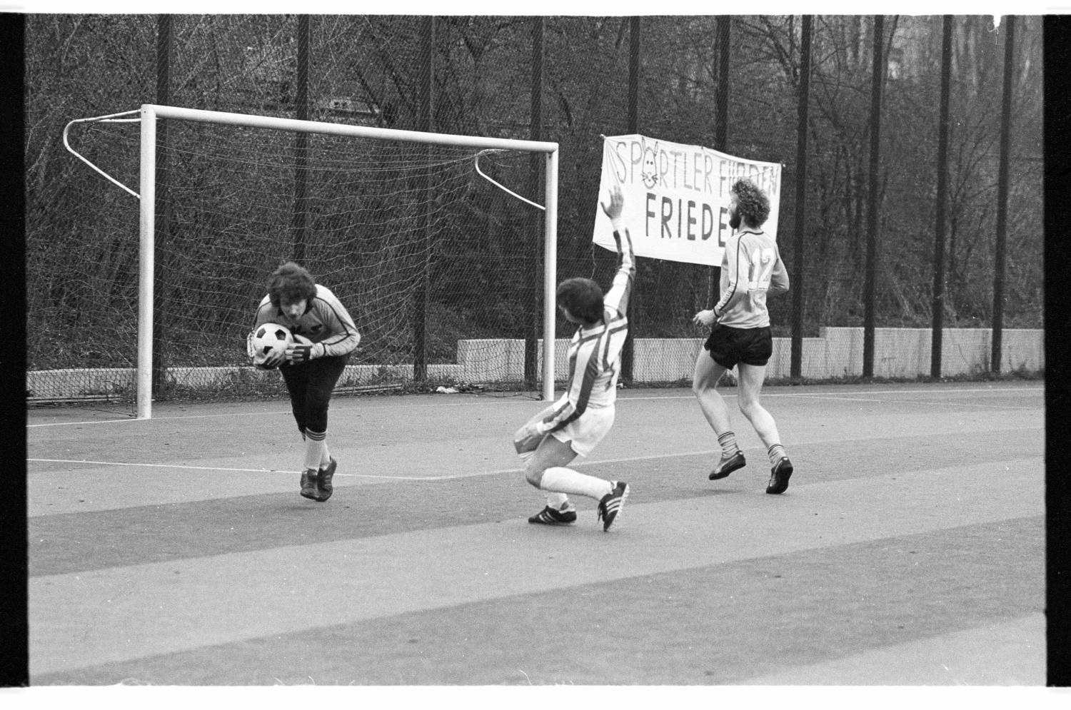 Kleinbildnegativ: Fußballspiel, Sportplatz am Tempelhofer Weg, 1982 (Museen Tempelhof-Schöneberg/Jürgen Henschel RR-F)
