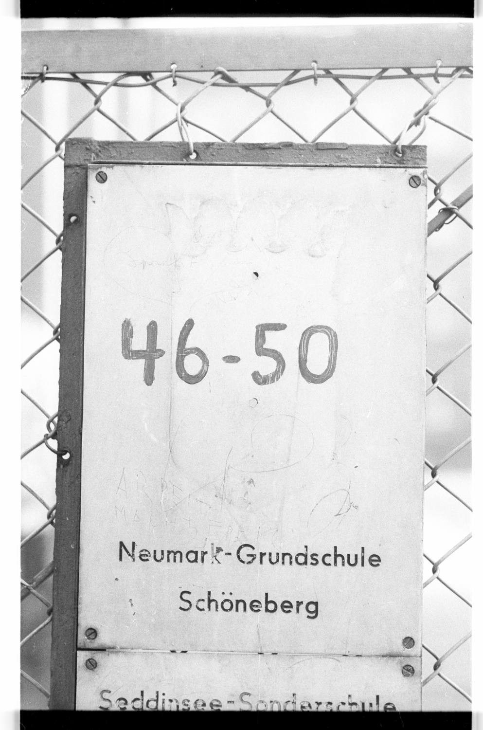 Kleinbildnegativ: Hausnummernschild, Neumark Grundschule, 1982 (Museen Tempelhof-Schöneberg/Jürgen Henschel RR-F)