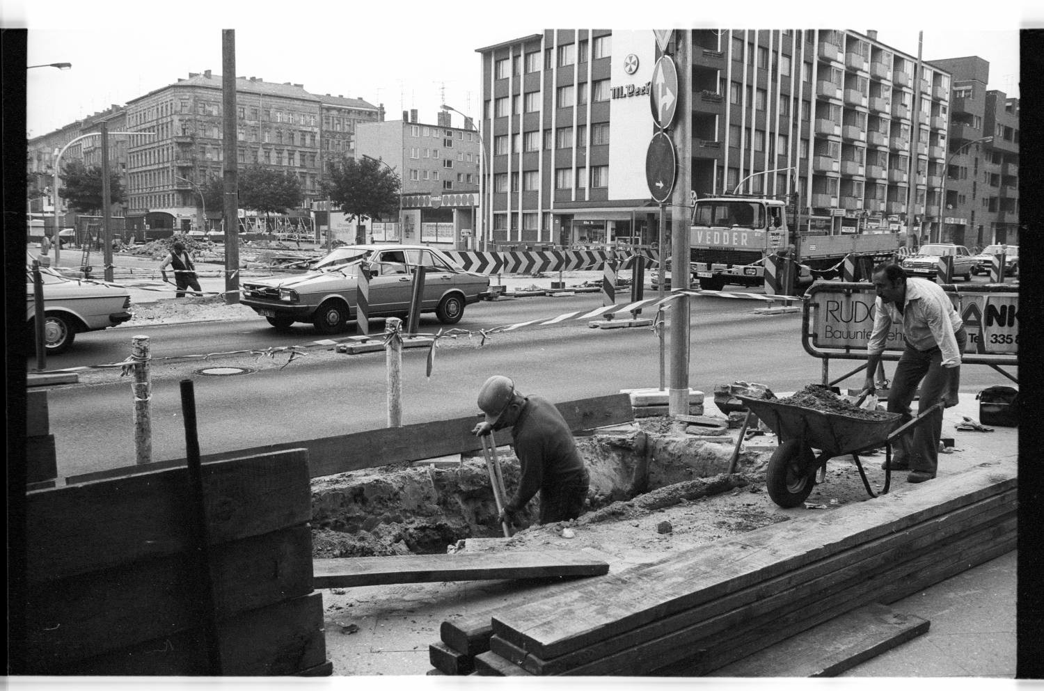Kleinbildnegativ: Straßenarbeiten Potsdamer- Ecke Pallasstraße, 1982 (Museen Tempelhof-Schöneberg/Jürgen Henschel RR-F)