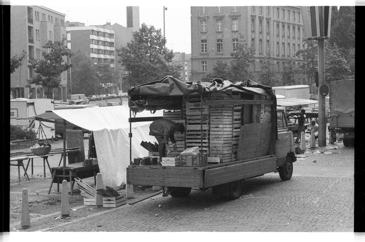 Kleinbildnegative: Abbau, Markt am John-F.-Kennedy-Platz, 1983 (Museen Tempelhof-Schöneberg/Jürgen Henschel RR-F)