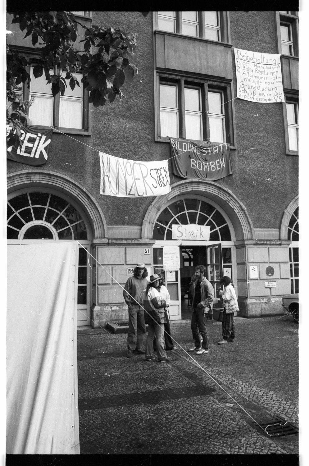 Kleinbildnegative: Aktion, Fachhochschule für Wirtschaft, 1982 (Museen Tempelhof-Schöneberg/Jürgen Henschel RR-F)