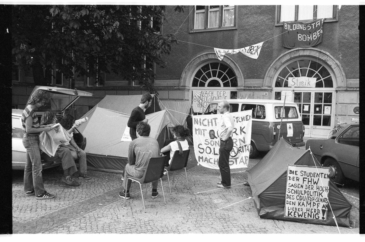 Kleinbildnegative: Aktion, Fachhochschule für Wirtschaft, 1982 (Museen Tempelhof-Schöneberg/Jürgen Henschel RR-F)