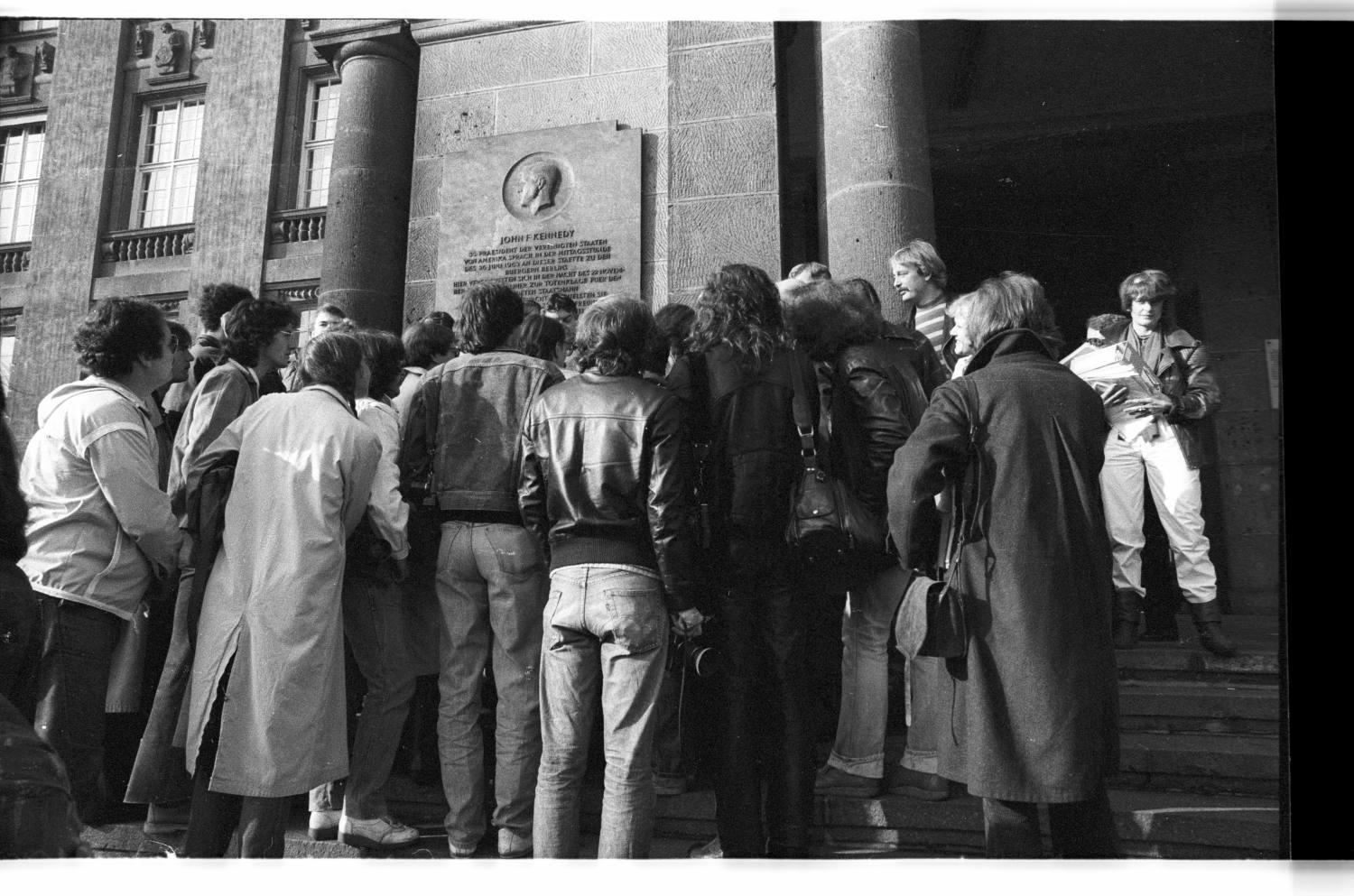 Kleinbildnegative: AL-Abgeordnete und Presse, Rathaus Schöneberg, 1982 (Museen Tempelhof-Schöneberg/Jürgen Henschel RR-F)