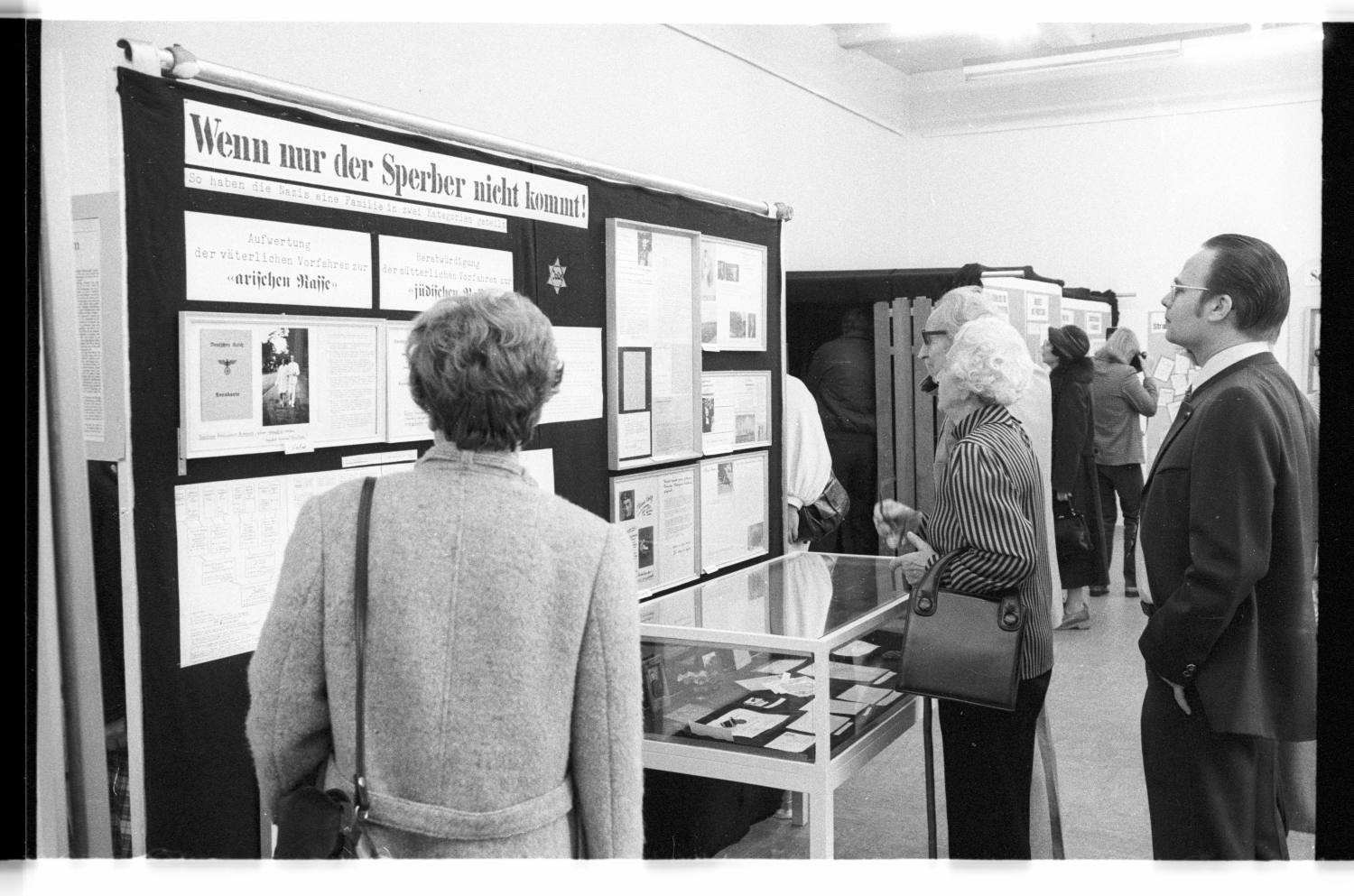 Kleinbildnegative: Ausstellung "Leben in Schöneberg-Friedenau 1933-1945", 1983 (Museen Tempelhof-Schöneberg/Jürgen Henschel RR-F)
