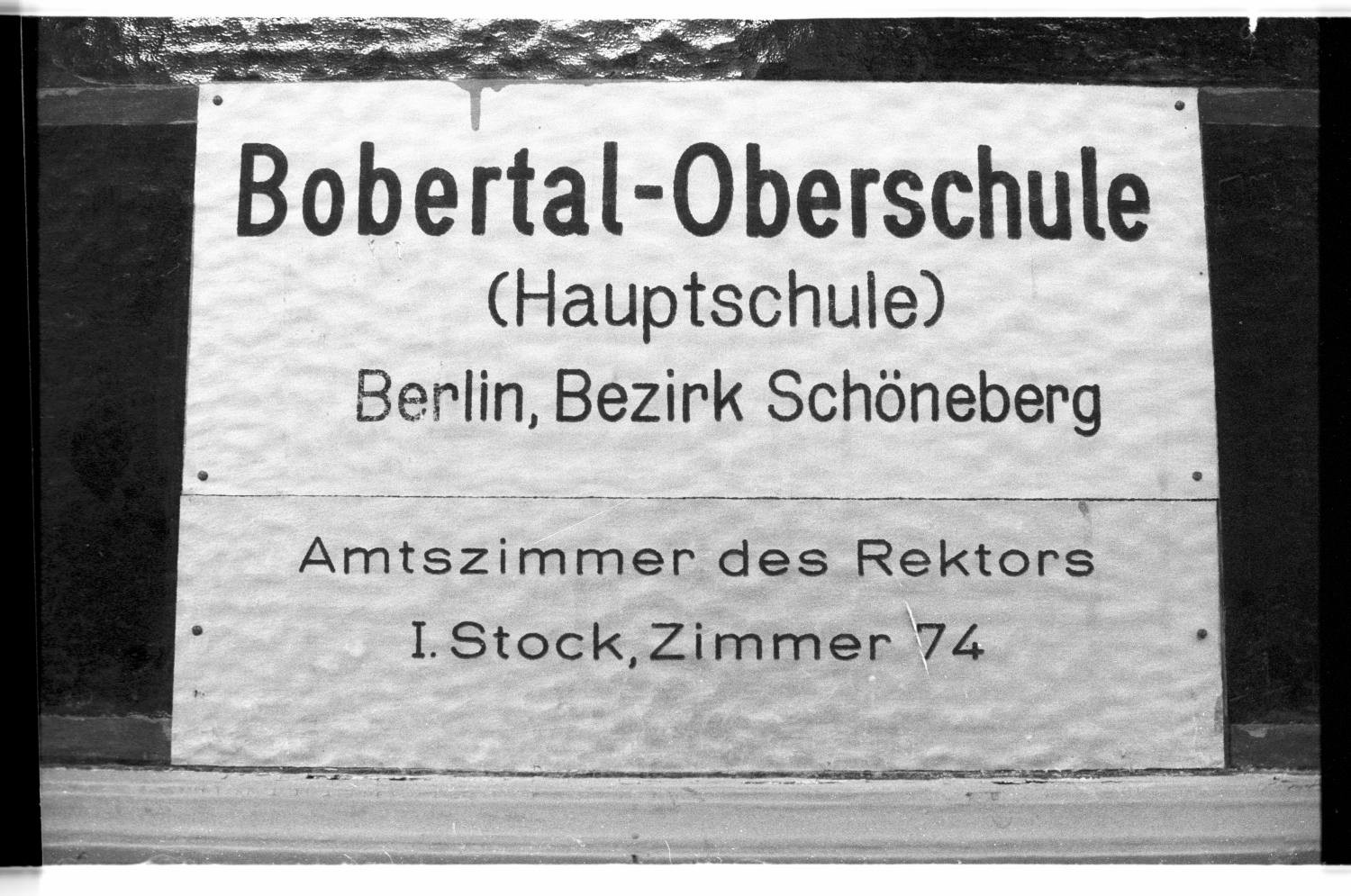 Kleinbildnegative: Bobertal-Oberschule und Ruppin-Grundschule, 1982 (Museen Tempelhof-Schöneberg/Jürgen Henschel RR-F)