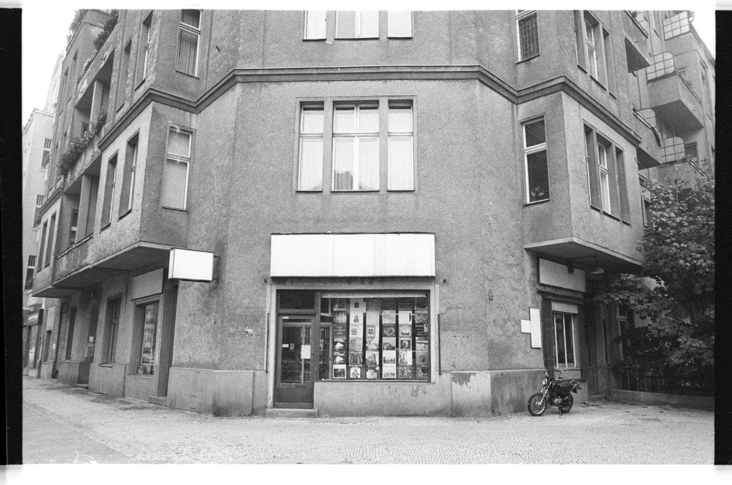 Kleinbildnegative: Eckhaus, Eisenacher Str. 38, 1982 (Museen Tempelhof-Schöneberg/Jürgen Henschel RR-F)