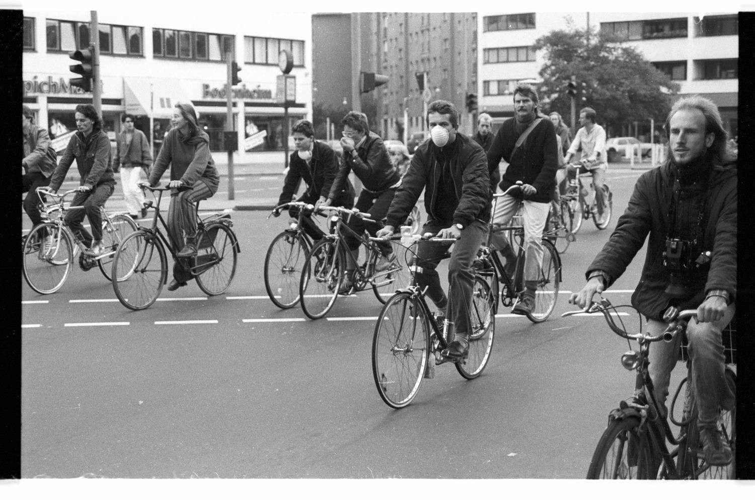 Kleinbildnegative: Fahrradkorso, Nollendorfplatz, 1984 (Museen Tempelhof-Schöneberg/Jürgen Henschel RR-F)