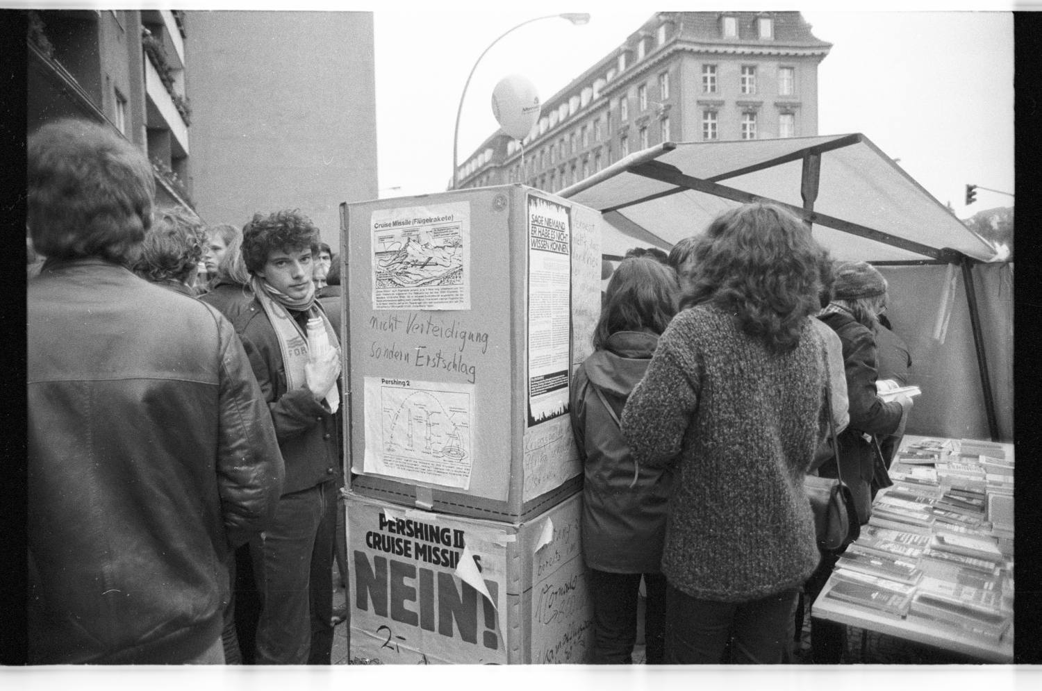 Kleinbildnegative: Friedensprotest, John-F.-Kennedy-Platz, 1983 (Museen Tempelhof-Schöneberg/Jürgen Henschel RR-F)