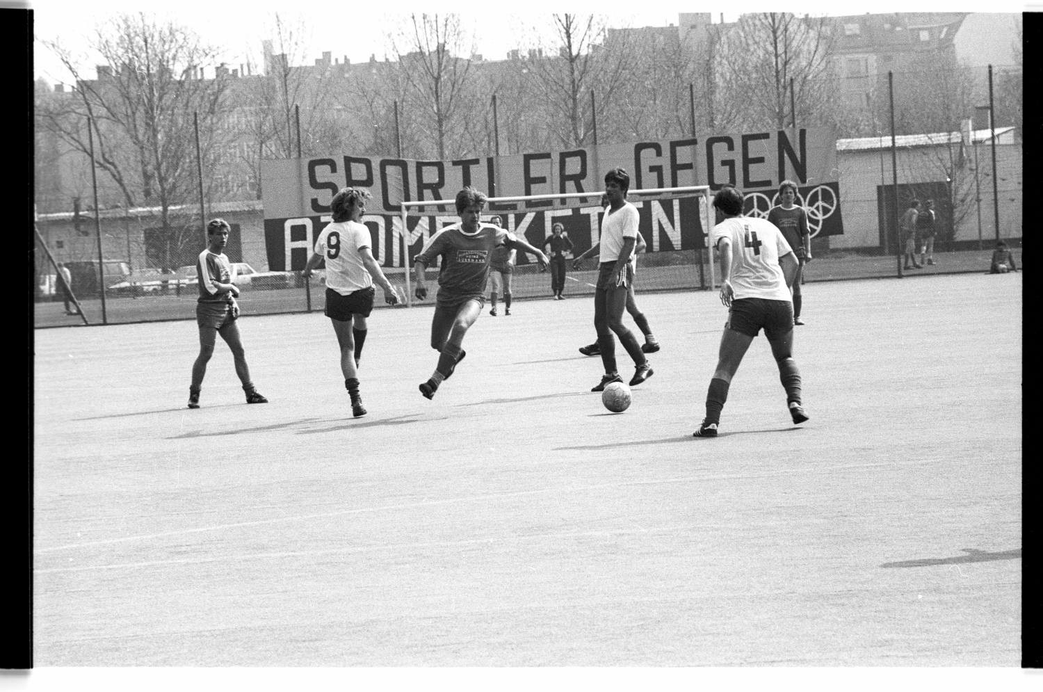 Kleinbildnegative: Fußballspiel "FC Grün-Rot : FC Schnaidhain", 1984 (Museen Tempelhof-Schöneberg/Jürgen Henschel RR-F)
