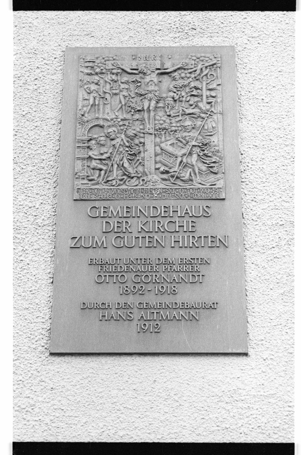 Kleinbildnegative: Gedenktafel am Gemeindehaus "Zum guten Hirten", 1982 (Museen Tempelhof-Schöneberg/Jürgen Henschel RR-F)