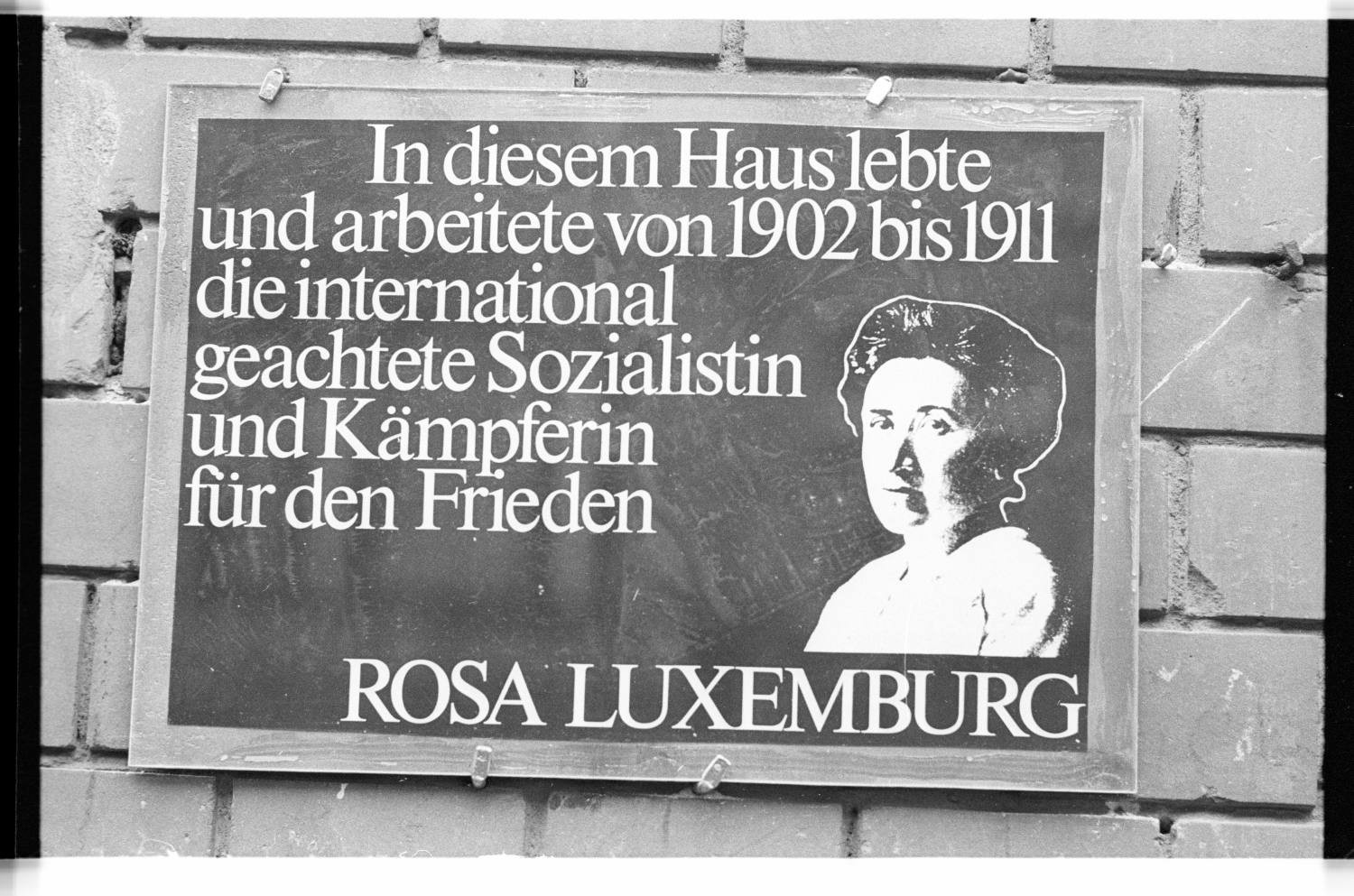 Kleinbildnegative: Gedenktafel, Rosa Luxemburg, 1982 (Museen Tempelhof-Schöneberg/Jürgen Henschel RR-F)