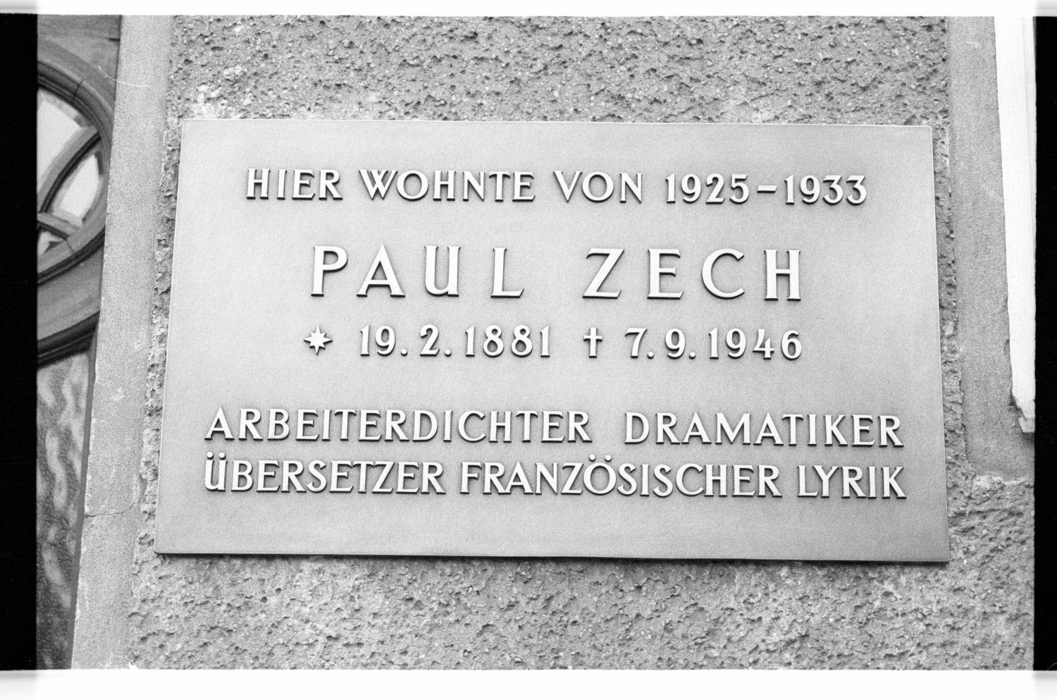 Kleinbildnegative: Gedenktafeln, Paul Zech, Paul Naumann, 1983 (Museen Tempelhof-Schöneberg/Jürgen Henschel RR-F)