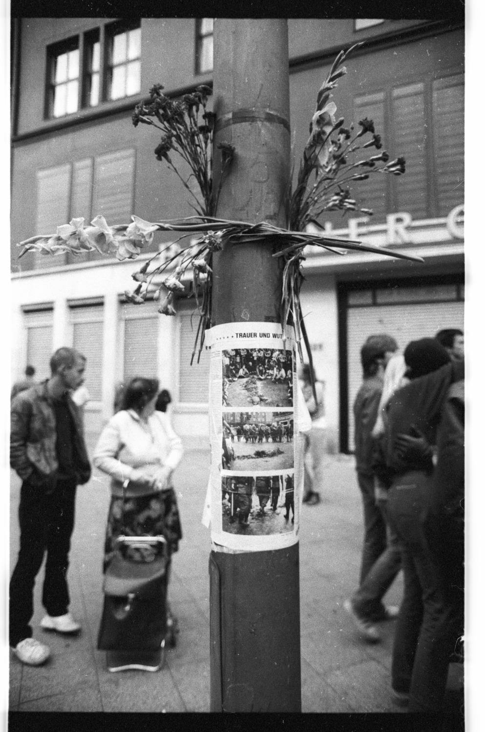 Kleinbildnegative: Gedenkveranstaltung für Klaus-Jürgen Rattay, 1982 (Museen Tempelhof-Schöneberg/Jürgen Henschel RR-F)