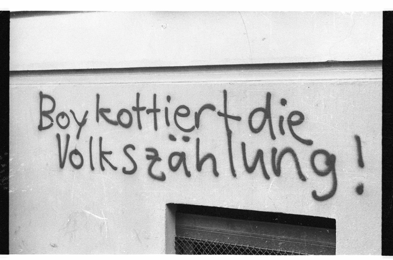 Kleinbildnegative: Grafitto gegen Volkszählung, 1983 (Museen Tempelhof-Schöneberg/Jürgen Henschel RR-F)