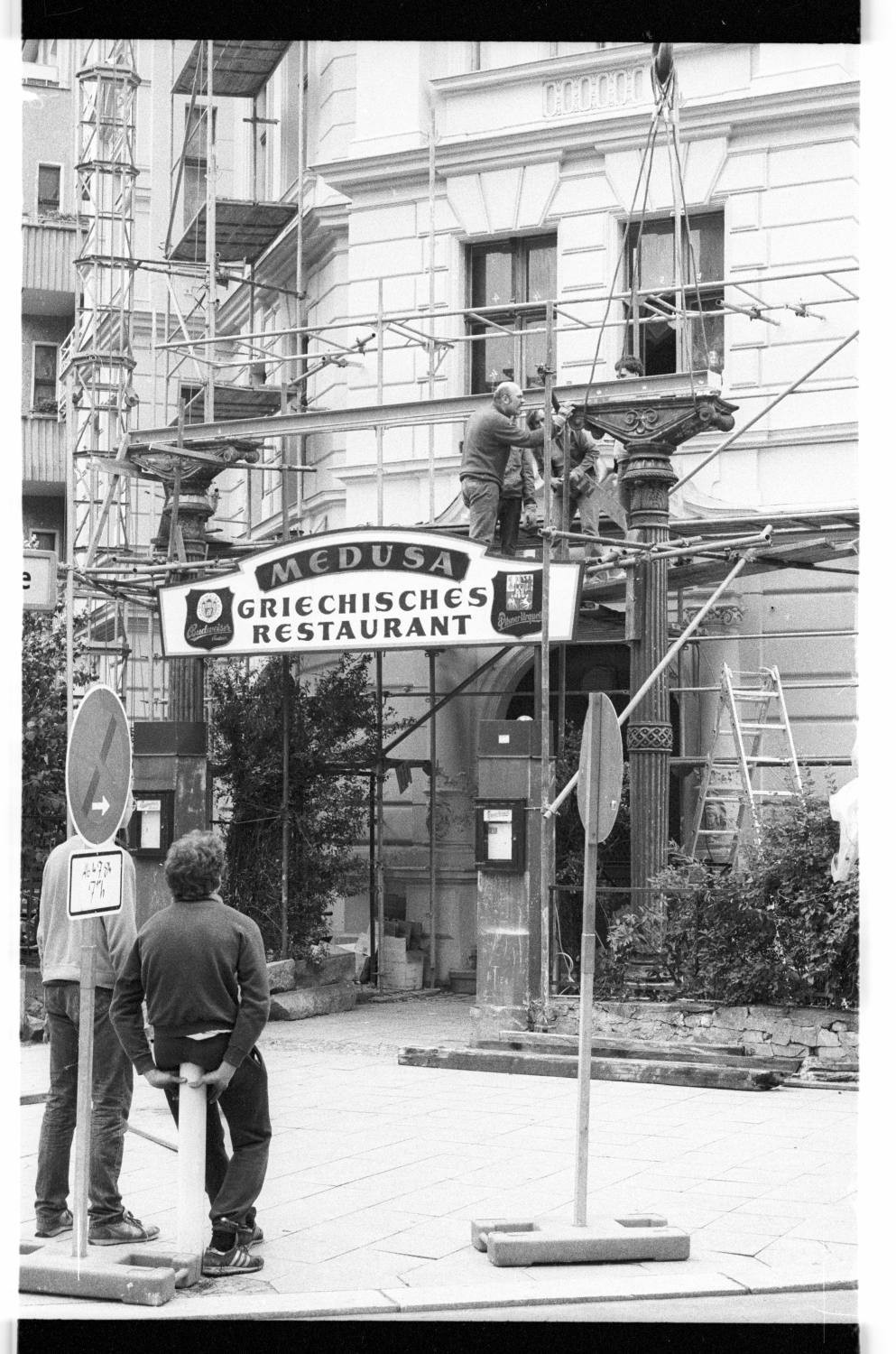 Kleinbildnegative: Griechisches Restaurant, Handjerystraße, 1984 (Museen Tempelhof-Schöneberg/Jürgen Henschel RR-F)