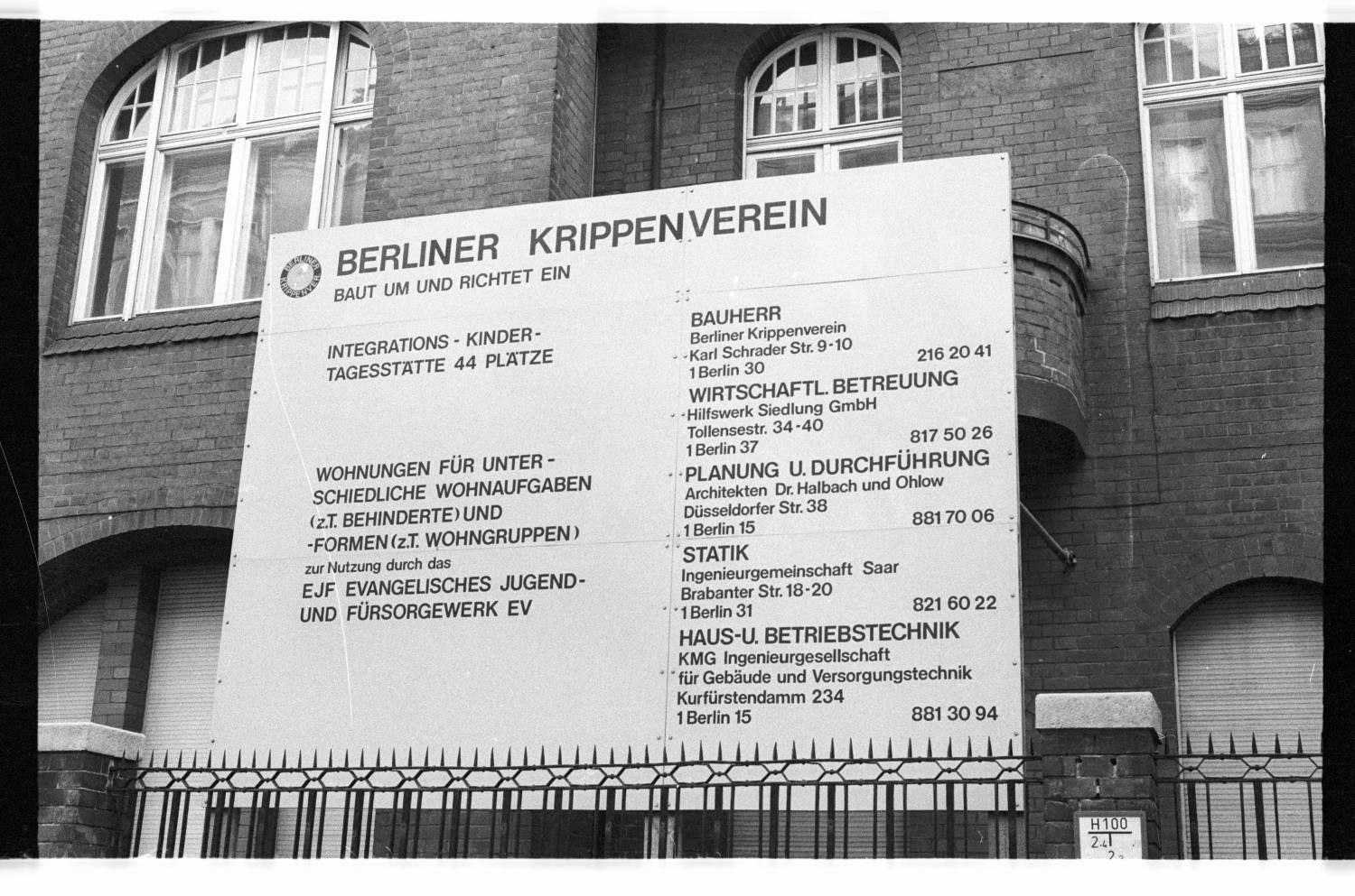 Kleinbildnegative: Informationstafel, Karl-Schrader-Klinik, 1983 (Museen Tempelhof-Schöneberg/Jürgen Henschel RR-F)
