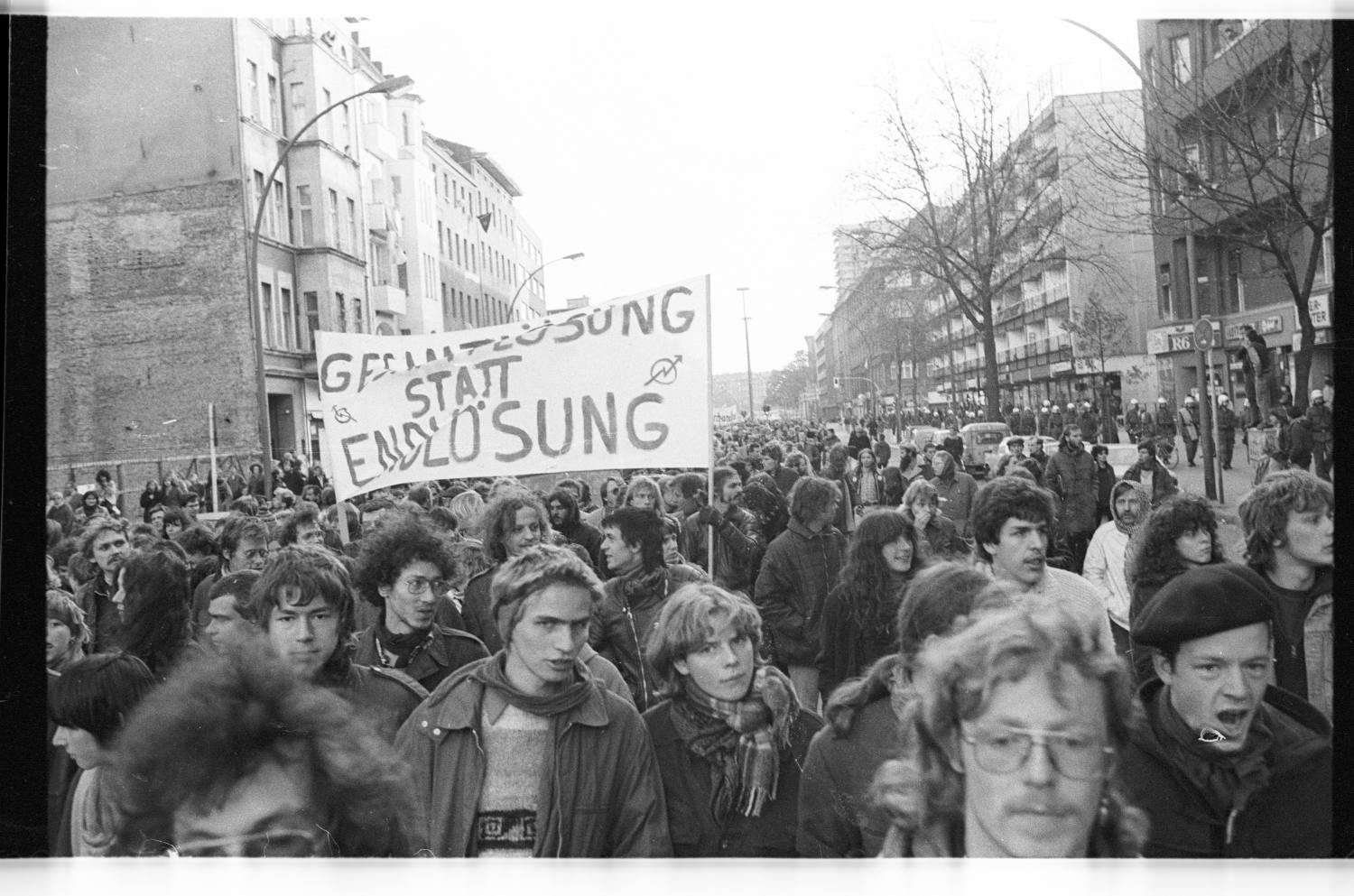 Kleinbildnegative: Instandbesetzer_innen-Demonstration, Potsdamer Straße, 1982 (Museen Tempelhof-Schöneberg/Jürgen Henschel RR-F)