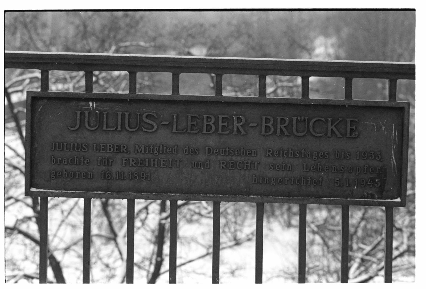 Kleinbildnegative: Julius-Leber-Brücke, 1983 (Museen Tempelhof-Schöneberg/Jürgen Henschel RR-F)