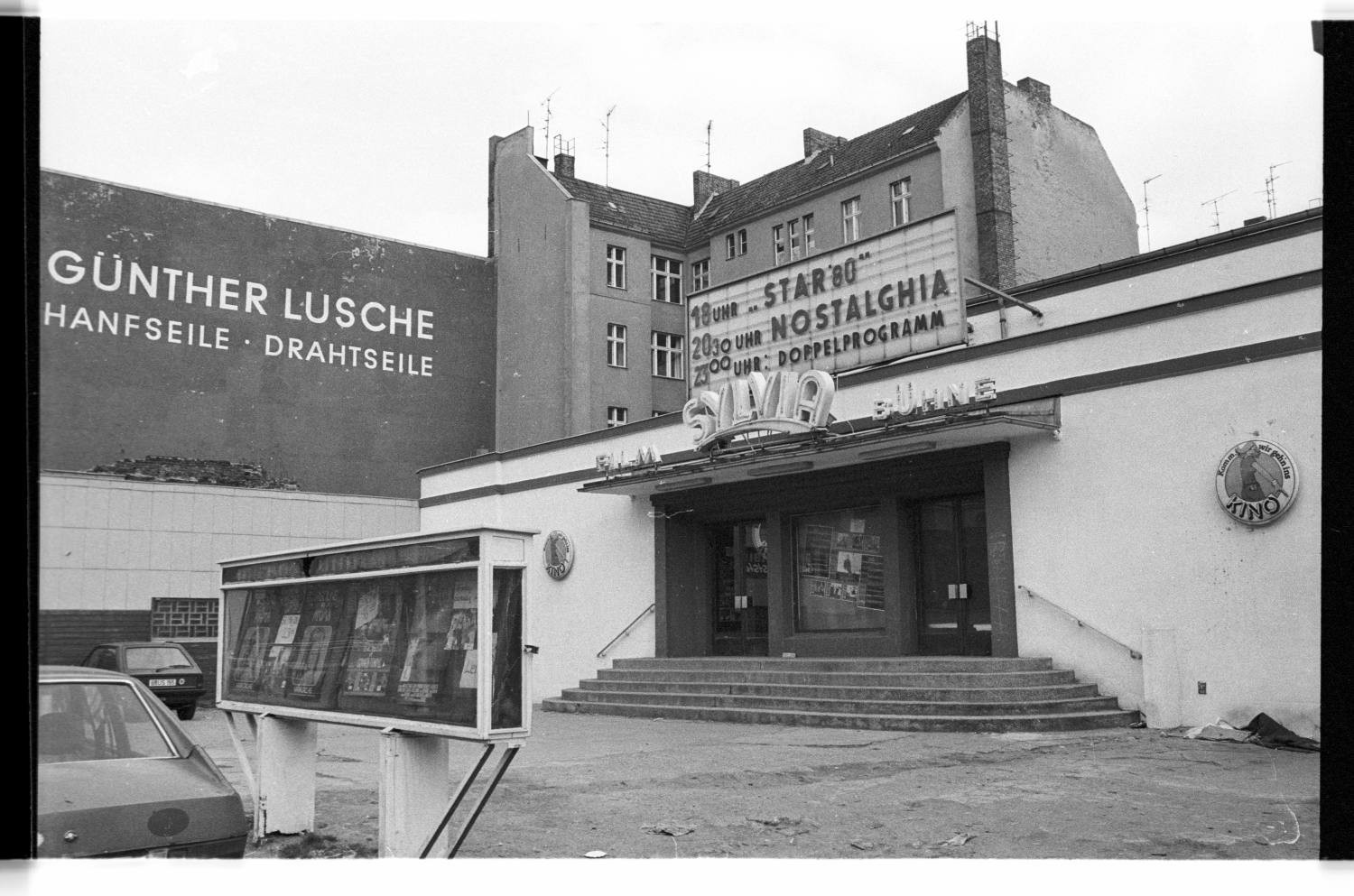Kleinbildnegative: Kino "Sylvia", Räumungsverkauf Hauptstraße, 1984 (Museen Tempelhof-Schöneberg/Jürgen Henschel RR-F)