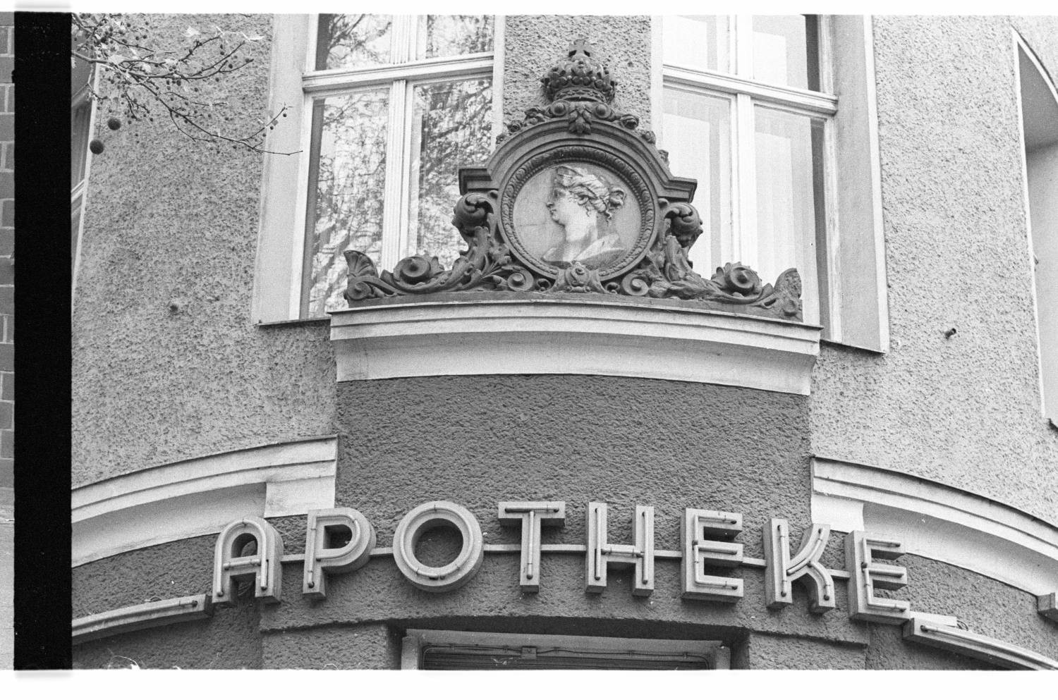 Kleinbildnegative: „Königin Luise Apotheke“, Frobenstr. 5, 1982 (Museen Tempelhof-Schöneberg/Jürgen Henschel RR-F)