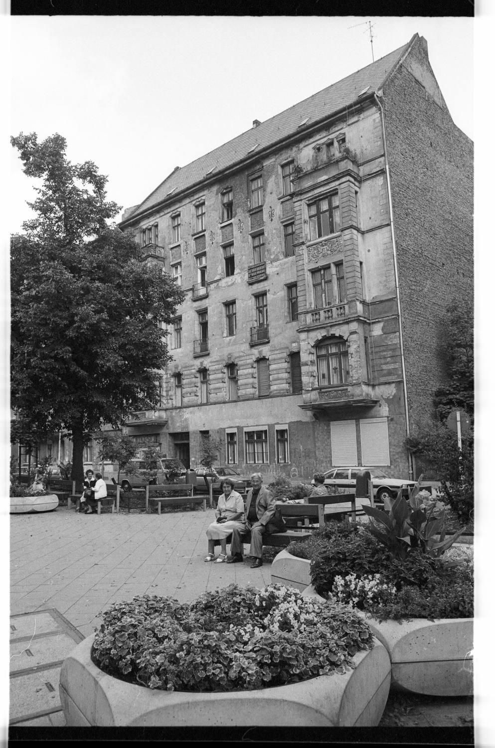 Kleinbildnegative: Mietshäuser, Hohenstaufenstr. 2 und 3, 1982 (Museen Tempelhof-Schöneberg/Jürgen Henschel RR-F)