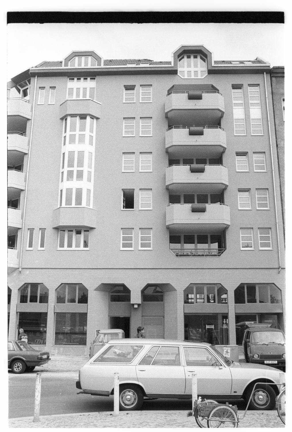 Kleinbildnegative: Mietshaus, Maaßen- Ecke Winterfeldtstraße, 1983 (Museen Tempelhof-Schöneberg/Jürgen Henschel RR-F)