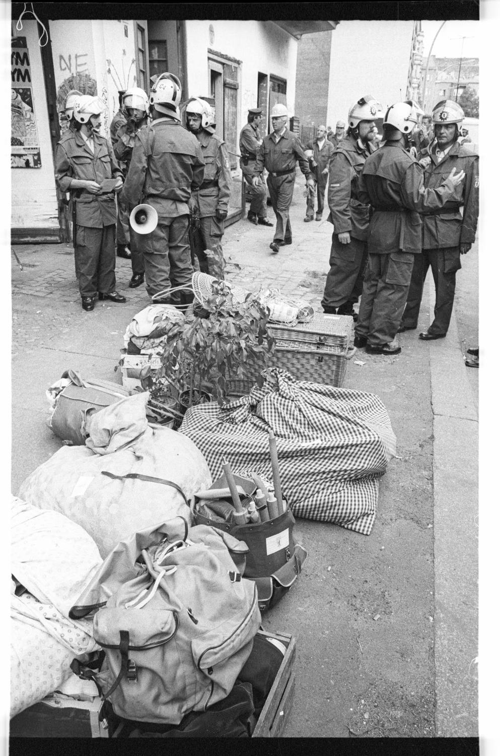 Kleinbildnegative: Polizeiliche Räumung der Goltzstr. 30, 1982 (Museen Tempelhof-Schöneberg/Jürgen Henschel RR-F)