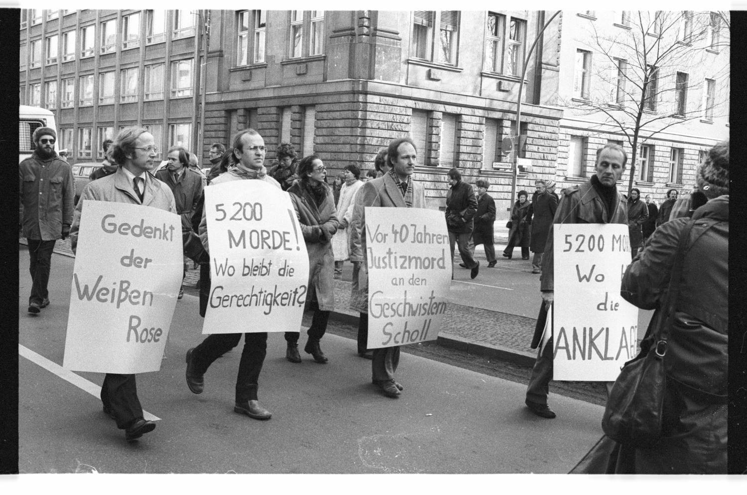 Kleinbildnegative: Protest der ÖTV-Juristen, 1983 (Museen Tempelhof-Schöneberg/Jürgen Henschel RR-F)