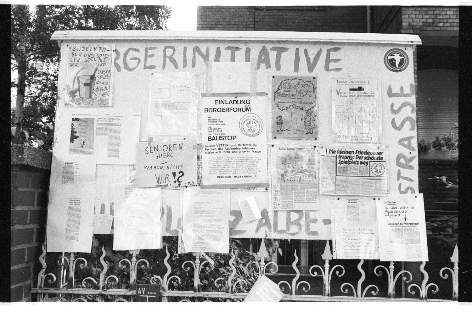 Kleinbildnegative: Protest gegen Schließung des Spielplatzes Albestraße, 1984 (Museen Tempelhof-Schöneberg/Jürgen Henschel RR-F)