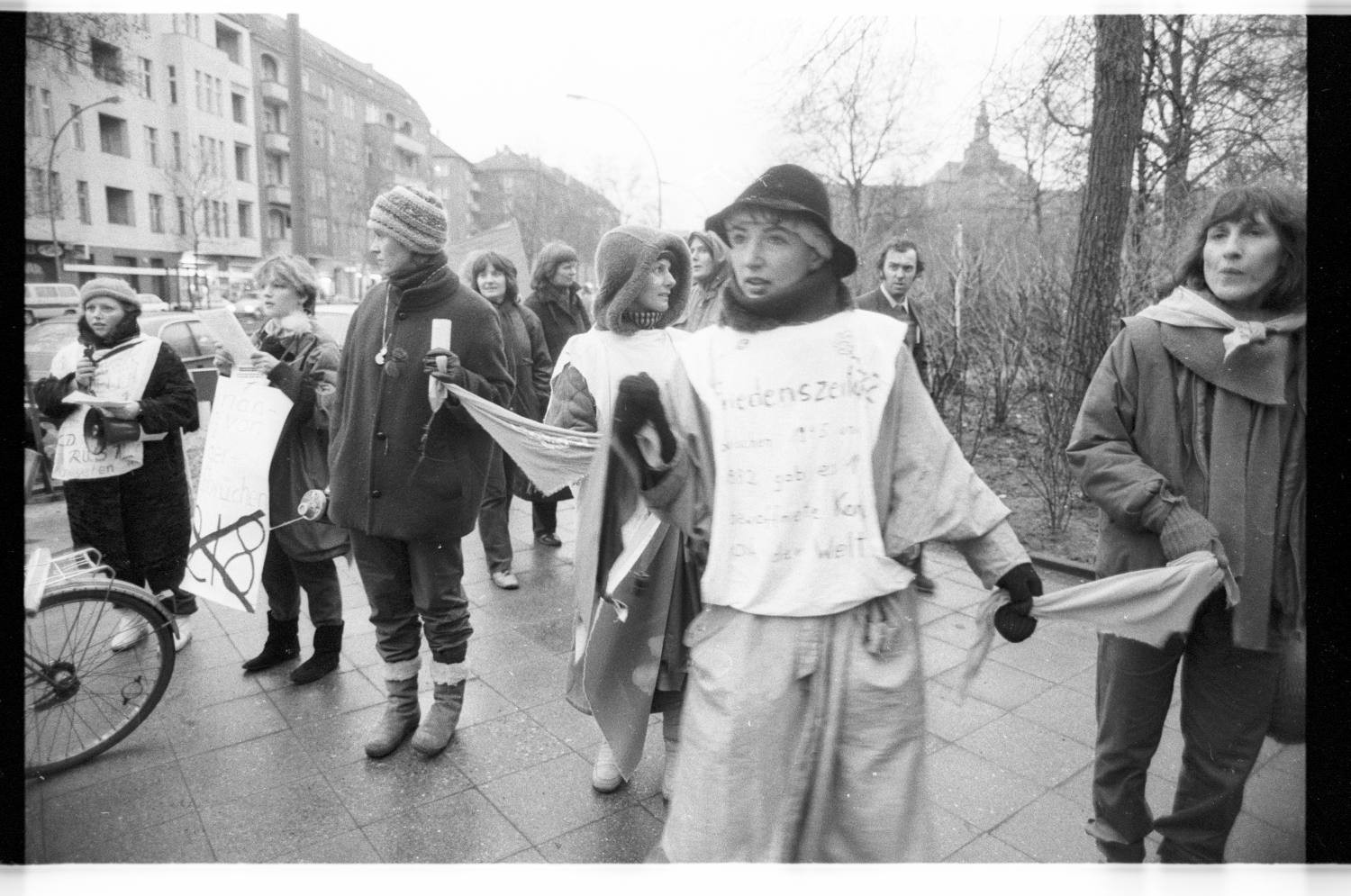 Kleinbildnegative: Protestaktion "Frauenfriedenskette", 1984 (Museen Tempelhof-Schöneberg/Jürgen Henschel RR-F)