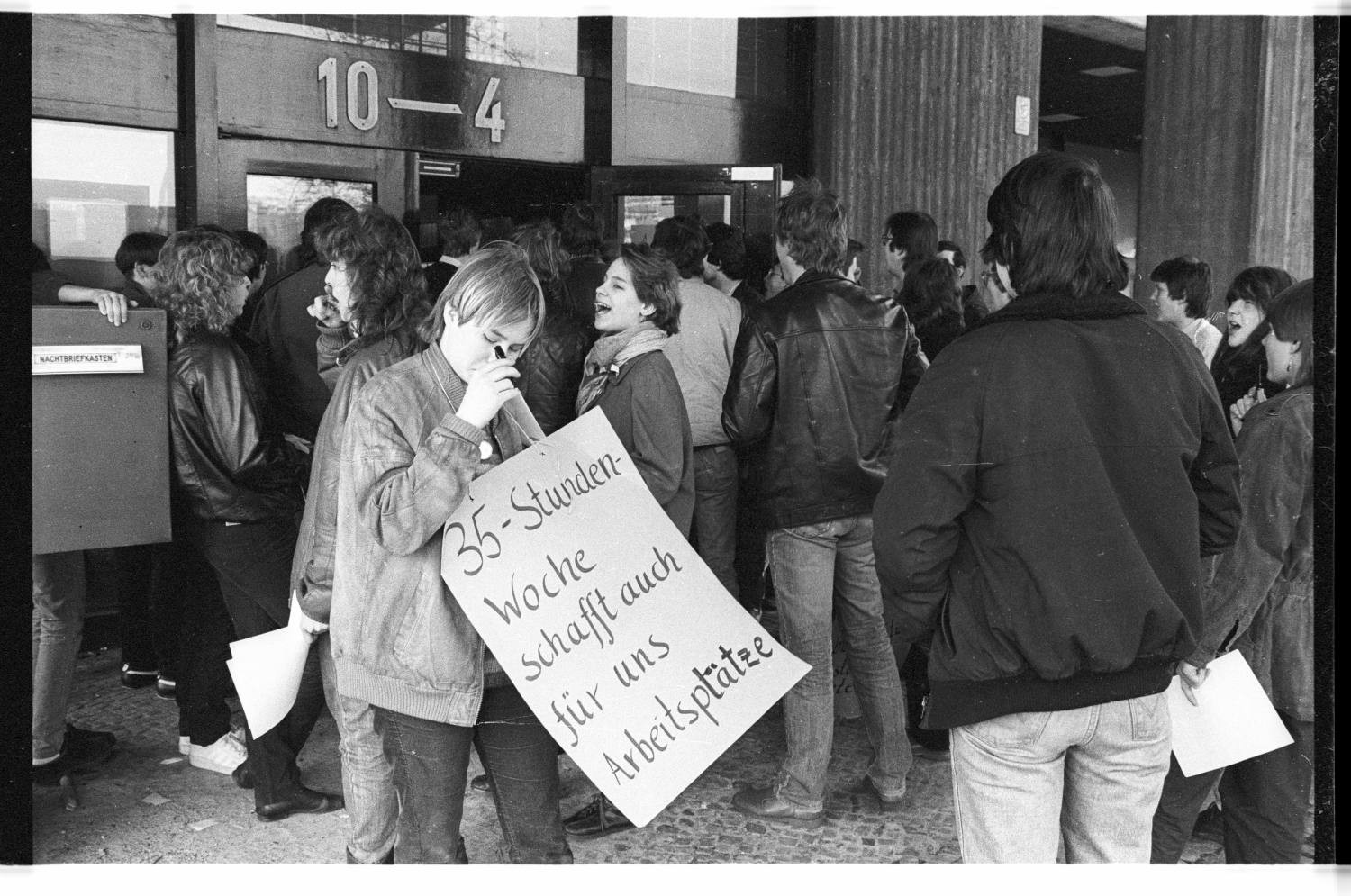 Kleinbildnegative: Protestaktion "Jetzt schlägt's 13", 1984 (Museen Tempelhof-Schöneberg/Jürgen Henschel RR-F)