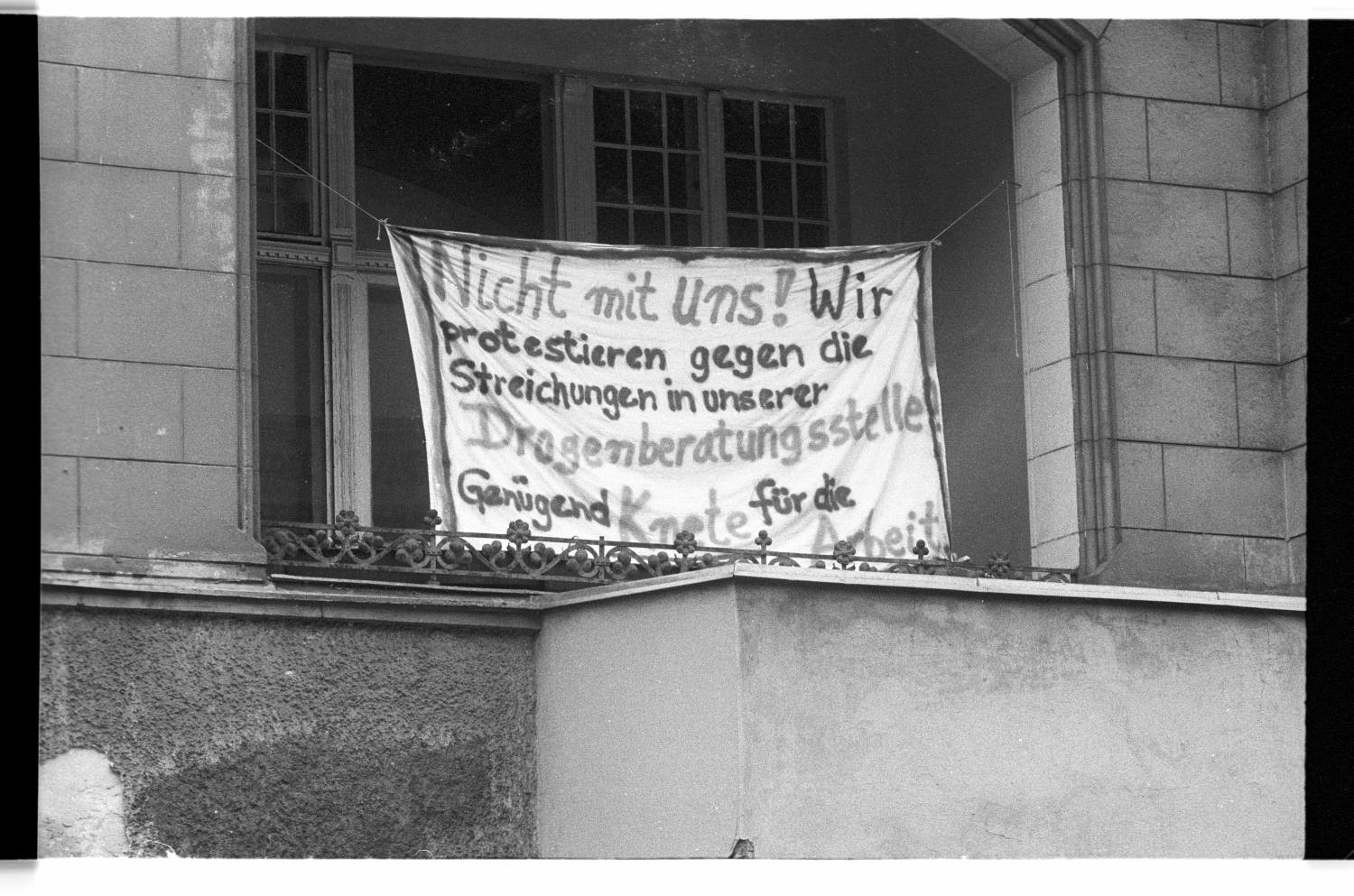 Kleinbildnegative: Protestbanner, Spielhalle und Kino, Hauptstraße, 1983 (Museen Tempelhof-Schöneberg/Jürgen Henschel RR-F)