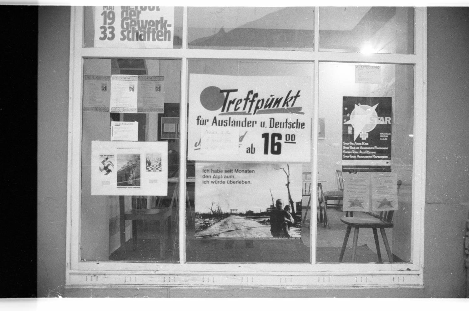 Kleinbildnegative: Schaufenster der VVN-VdA, Motzstraße, 1983 (Museen Tempelhof-Schöneberg/Jürgen Henschel RR-F)