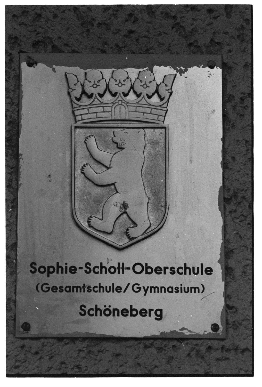 Kleinbildnegative: Schild, Sophie-Scholl-Oberschule, 1983 (Museen Tempelhof-Schöneberg/Jürgen Henschel RR-F)