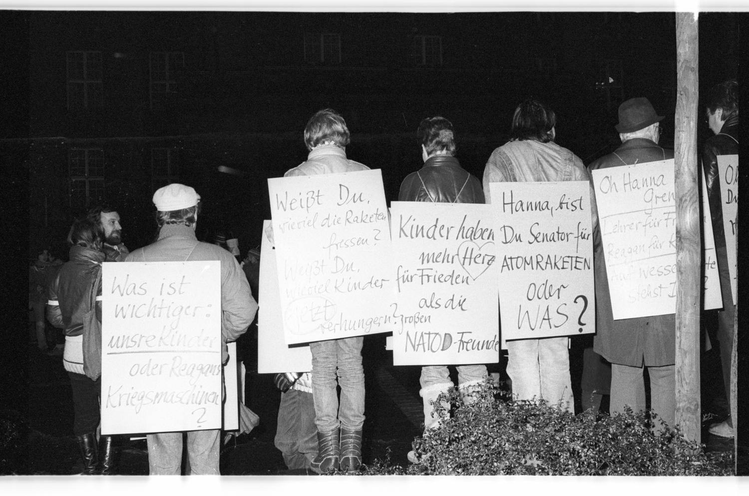 Kleinbildnegative: Schüler_innenfriedenskundgebung, Wittenbergplatz, 1983 (Museen Tempelhof-Schöneberg/Jürgen Henschel RR-F)