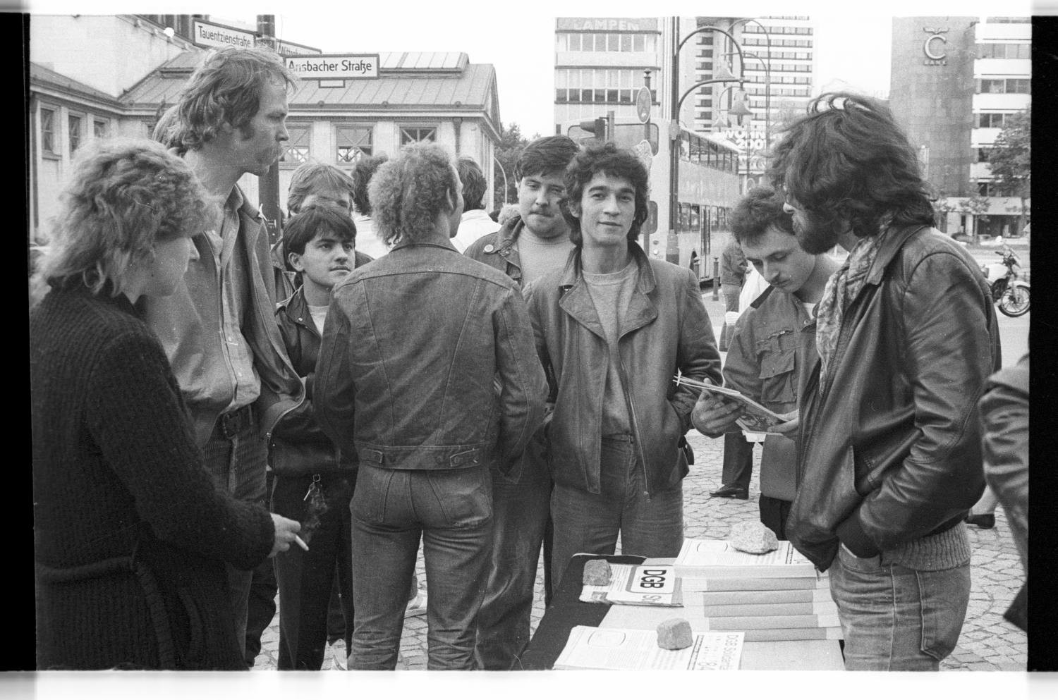 Kleinbildnegative: Solidaritätsaktion, Wittenbergplatz, 1984 (Museen Tempelhof-Schöneberg/Jürgen Henschel RR-F)