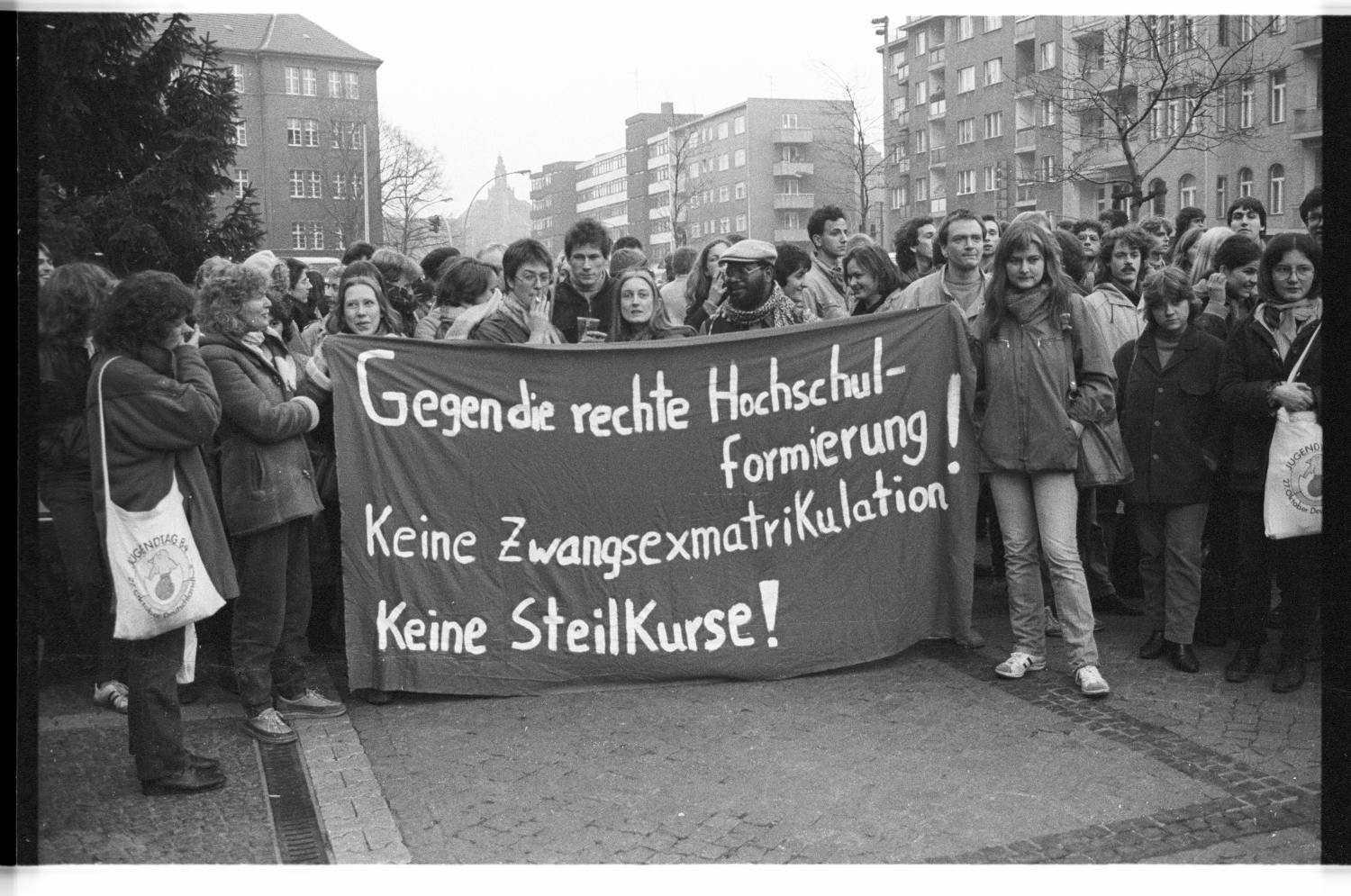 Kleinbildnegative: Studierendendemonstration gegen HRG, 1984 (Museen Tempelhof-Schöneberg/Jürgen Henschel RR-F)