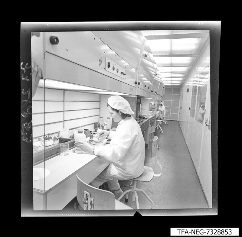 Laborarbeiterin, Foto Januar 1973 (www.industriesalon.de CC BY-NC-SA)