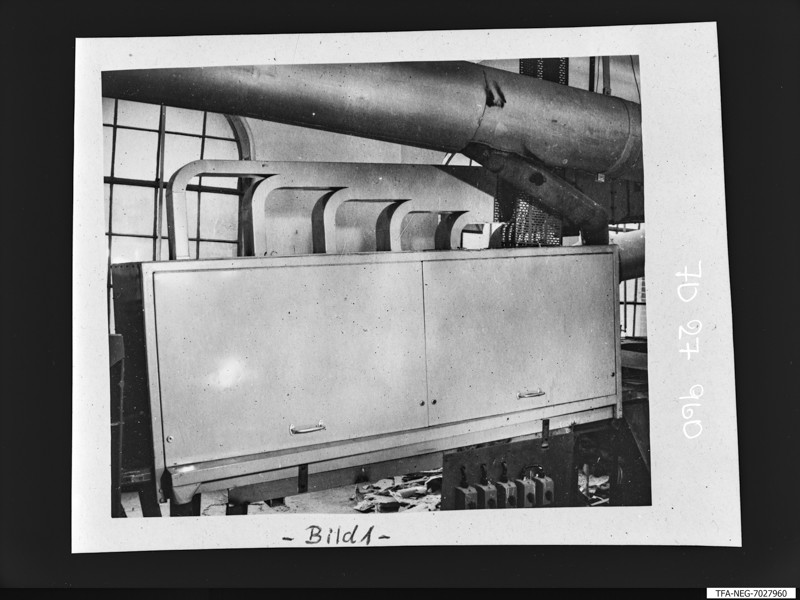 Mikrowellenerwärmungsanlage, Teilansicht , Foto April 1970 (www.industriesalon.de CC BY-SA)