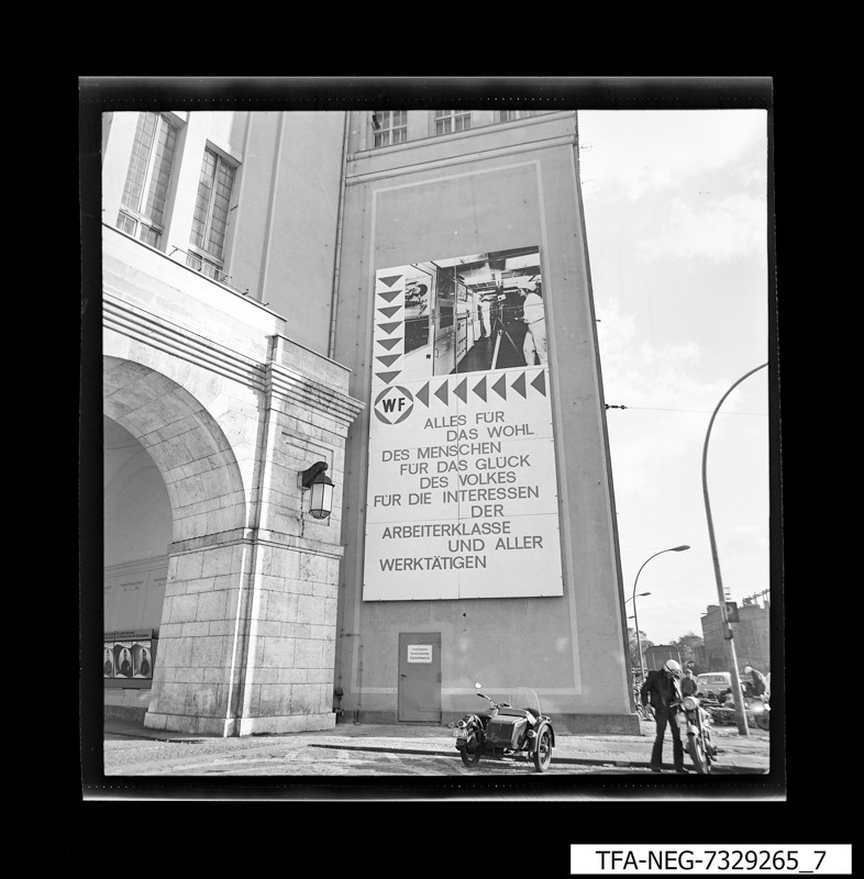 Plakat am Haupteingang, Foto Oktober 1973 (www.industriesalon.de CC BY-SA)