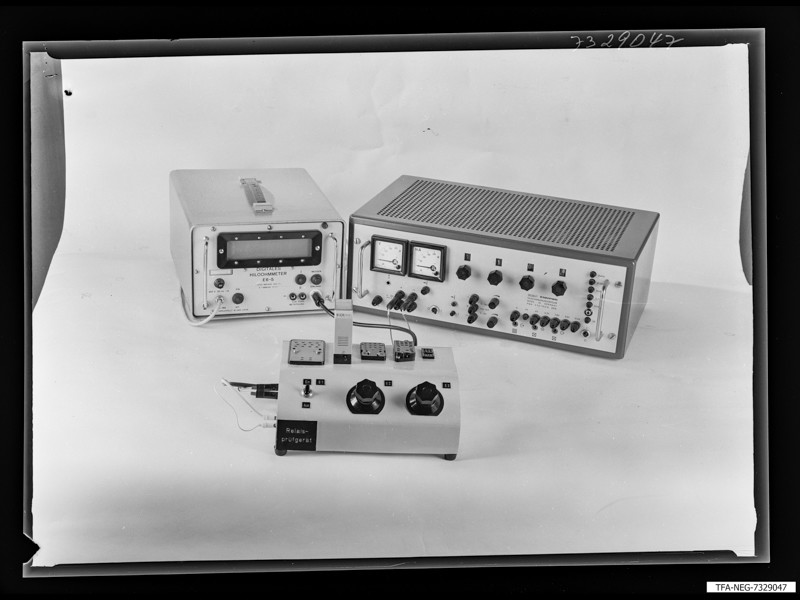 Prüfanlage mit 3 Geräten, Foto Mai 1973 (www.industriesalon.de CC BY-SA)