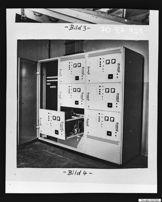 Schaltschrank einer Mikrowellenerwärmungsanlage , Foto April 1970 (www.industriesalon.de CC BY-SA)
