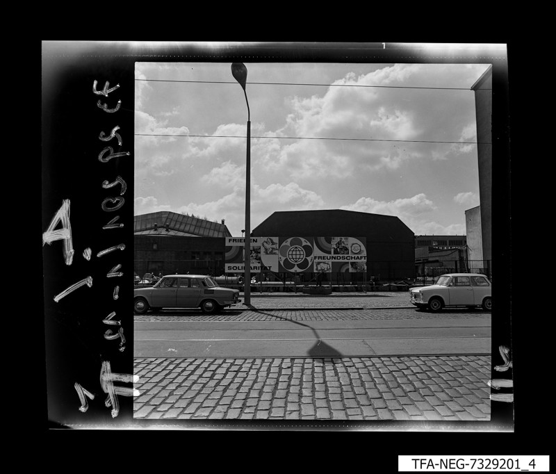Straßenansicht des WF-Geländes, Foto September 1973 (www.industriesalon.de CC BY-SA)