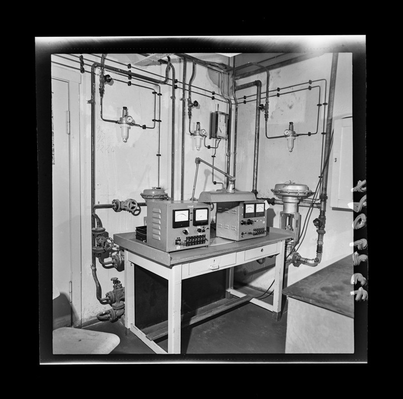 Technische Geräte an einem Arbeitsplatz in der Abteilung Diode., Foto Juni 1973 (www.industriesalon.de CC BY-SA)