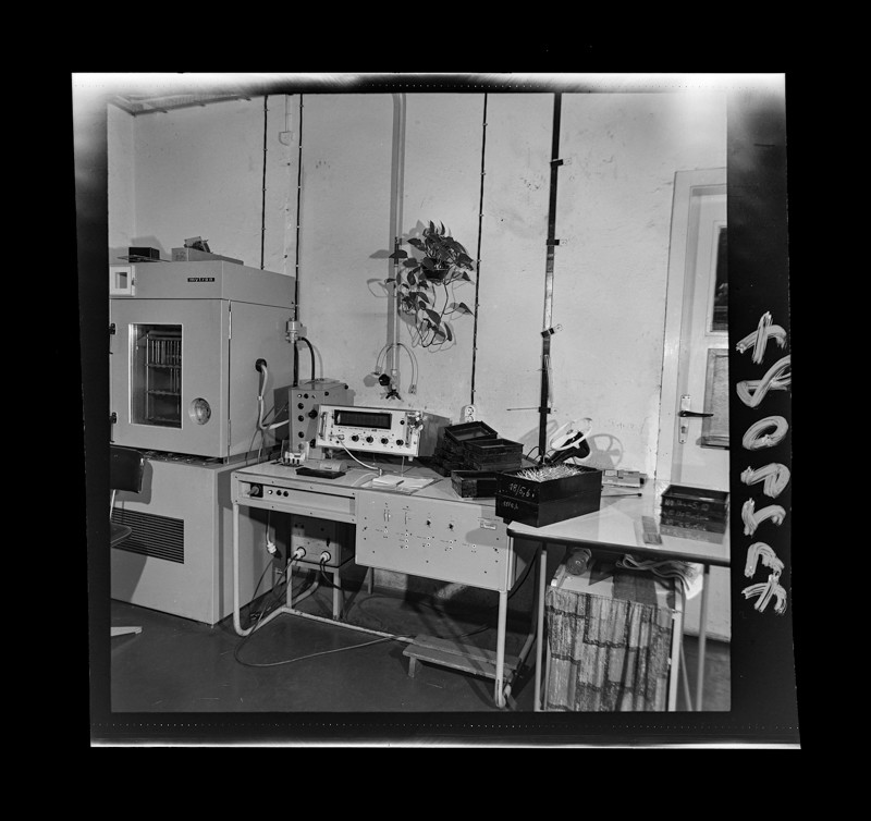 Technische Geräte in der Abteilung Diode., Foto Juni 1973 (www.industriesalon.de CC BY-SA)